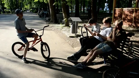 Teens on BMX bikes 库存影片 133466505