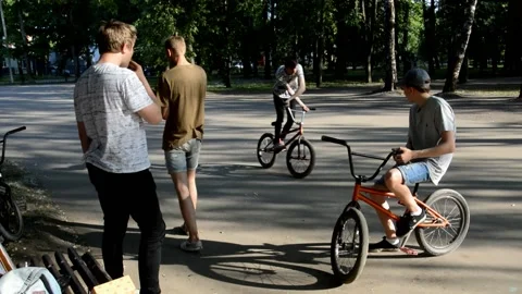 Teens on BMX bikes 库存影片 133467830