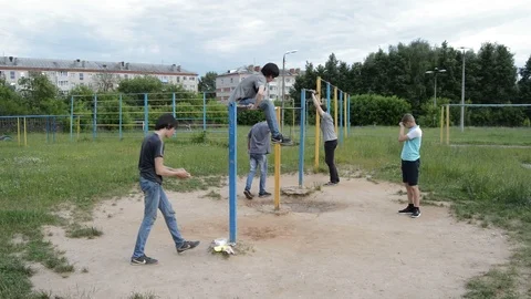 Teens is engaged in discipline gimbarr Vidéo 101651801