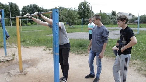 Teens is engaged in discipline gimbarr Vídeo Stock 101656881