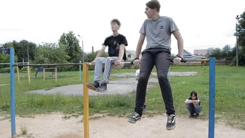 Teens is engaged in discipline gimbarr Vidéo 101657362