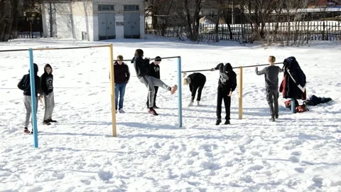 Teens is engaged in discipline gimbarr Stockbeeldmateriaal 130543288