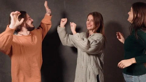 Teens Give High Five Видео 85907957