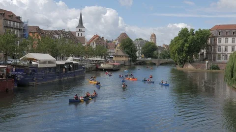 Teens kayaking in Strasbourg Video stock 94537266