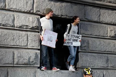 Teens participating in a climate strike in front of the Vancouver Art Gallery Stock-Fotos