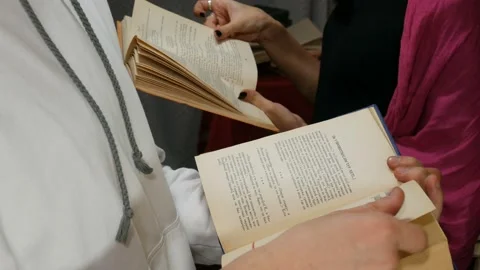 Teens reading books in the library 動画素材 86825450