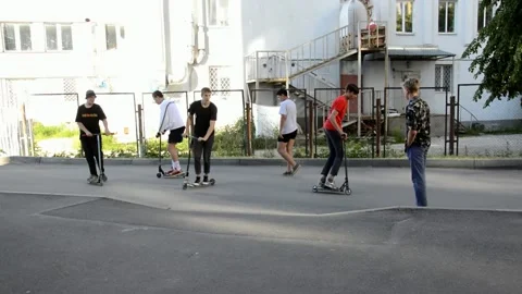 Teens on scooters Vídeo Stock 133387361