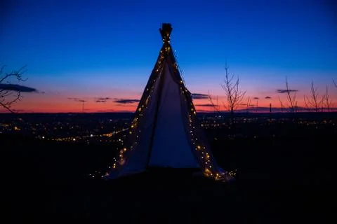 Teepee during dark sunset in quarry Hady Brno with view on city centre. Foto stock