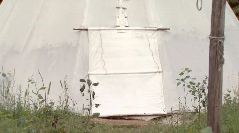 Teepee pan up. Video stock 110192
