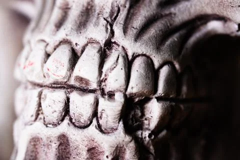 The teeth of the human skull statue with cracks close up Stock-Fotos