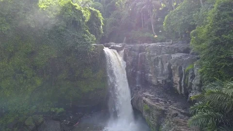 Tegenungan waterfall in Bali 動画素材 75210168