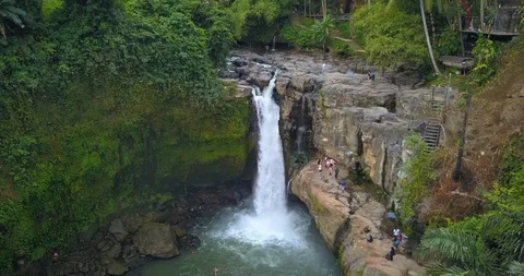 Tegunungan waterfall Video stock 96035512