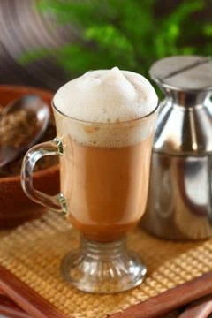 Teh tarik, "pulled tea" Stockfoto's