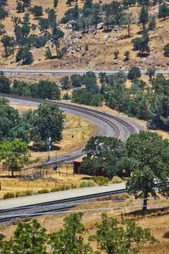 Tehachapi Loop Train Track Curve in California Summer Landscape 스톡 사진