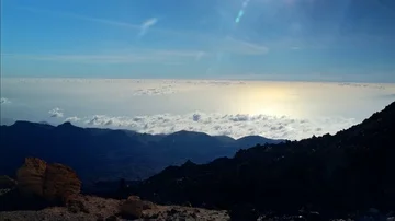 Teide-view-teneriffa-clouds-timelapse-mountains-sea-blue-sky-sun-daylight Video stock 85476149