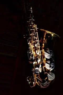 Teil eines Saxophons Musikinstrument auf einem schwarzen Hintergrund *** P... Stock Photos