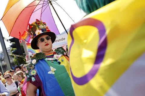  Teilnehmer mit Progress Pride Flag beim Christopher Street Day 2023 in Kö.. Stock Photos