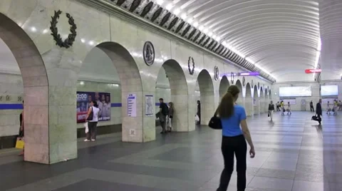 Tekhnologichesky Institut, train arrival, St. Petersburg, Russia Video stock 7767939