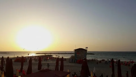 Tel-Aviv beach at sunset, lifeguard hut, closed beach umbrellas, kite surfers Vídeos de archivo 80631951