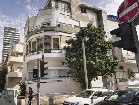 Tel Aviv: Die Weiße Stadt verblasst. Das berühmte Bauhaus-Viertel im Zentr. Stock Photos