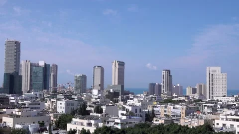 Tel aviv, Fast moving clouds, Tel Aviv buildings Stockbeeldmateriaal 196970977