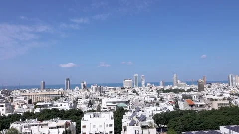 Tel aviv, Fast moving clouds, Tel Aviv buildings Stockbeeldmateriaal 196973506