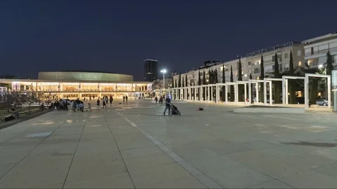 Tel Aviv hyperlapse bima square night people 0219 Stockbeeldmateriaal 104046602