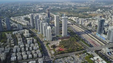 Tel Aviv luxury area, road traffic and train moving, aerial footage 4k Video stock 86089953