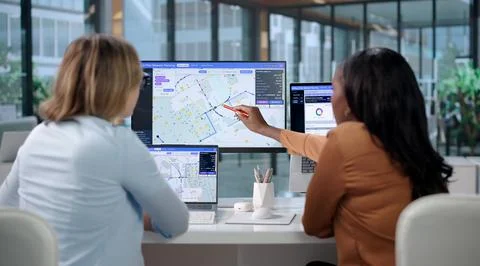 Telecom Engineer And Project Manager Collaborate On Fiber Network Planning Us Foto stock
