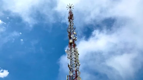 Telecommunication antenna with some clouds in the background on a windy day 库存影片 124440120