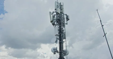 Telecommunication tower broadcasting signal over dolomites mountains Vídeos de archivo 340794637