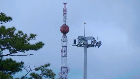 Telecommunication tower featuring various antenna types and a radome Vidéo 333313730