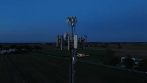 Telecommunication tower with sector panels and microwave dishes above the Po Vidéo 343044126
