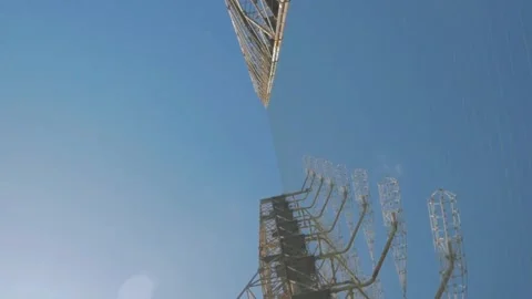 Telecommunication tower under clear blue sky with antenna array Vídeo Stock 345374779
