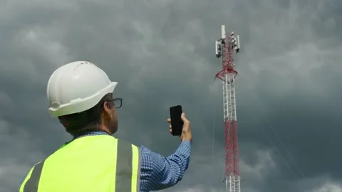 Telecommunications engineer checking the signal from a telecommunications tower. Stock Footage 166692763