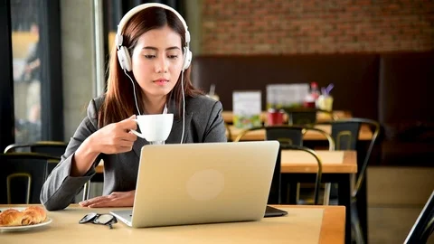 Telemarketting callcenter agent using headphone talk with customer client. Call  Видео 123710785