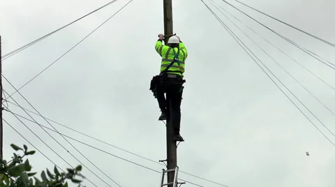 Telephone engineer climbing down pole. Vídeos de archivo 44497929