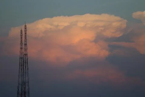 Telephone pole on the background of clouds in the sky in the evening. Foto stock