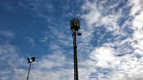 Telephone repeater with clouds time lapse in the sky. repeater tower timelapse. Vidéo 225537622