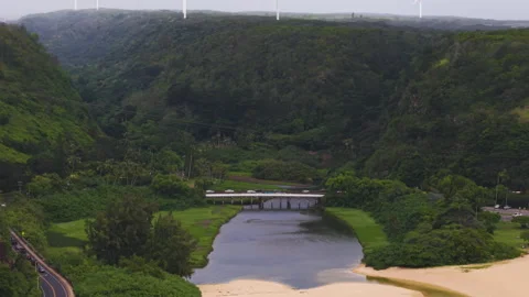Telephoto drone shot of evacuation queue of cars, Tsunami warning in Hawaii, USA Stock Footage 321401879