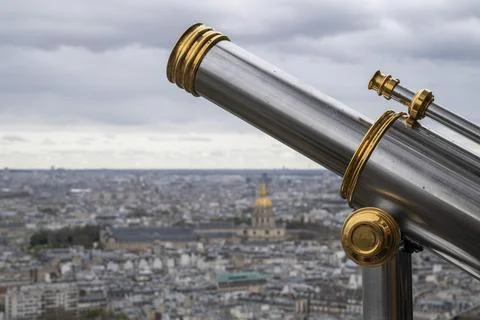 Telescope, Eiffel Tower, in the background Invalides Cathedral, Paris Foto stock
