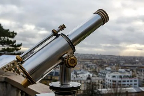 Telescope overlooking Paris. Cloudy sky. Stock-Fotos
