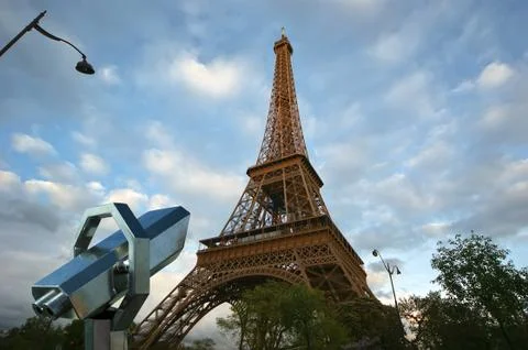 Telescope viewer and Eiffel Tower in Paris, France Foto stock