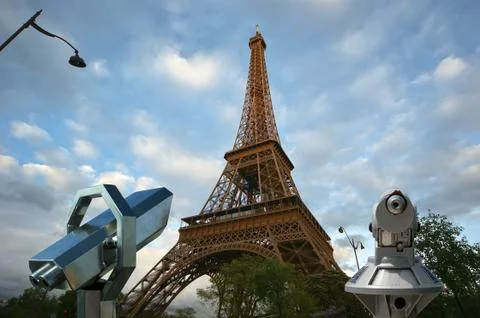 Telescope viewer and Eiffel Tower in Paris, France Stockfoto's