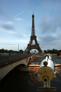 Telescope viewer and Eiffel Tower in Paris, France 스톡 사진