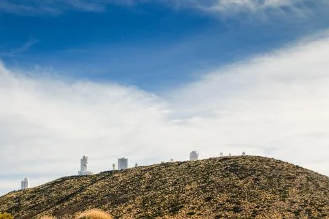 Telescopes of the Astronomical Observatory Izana with Volcano El Teide in the Foto stock