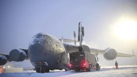 Telescopic booms de-icing U.S. Air Force C-17 Globemaster III aircraft in Alaska Видео 227138014