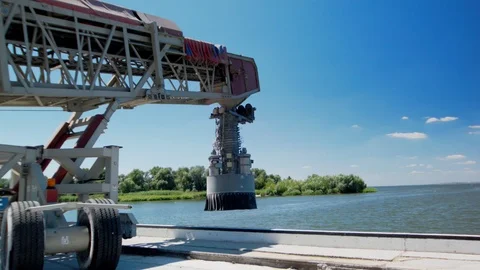 Telestack (grain unloader) on the shore 库存影片 95720994