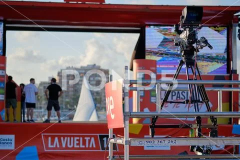 Television broadcasting La Vuelta competition international poplar sportive e Stock Photos