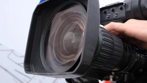 Television cameras in a row broadcasting a live media event Vidéo 102237201